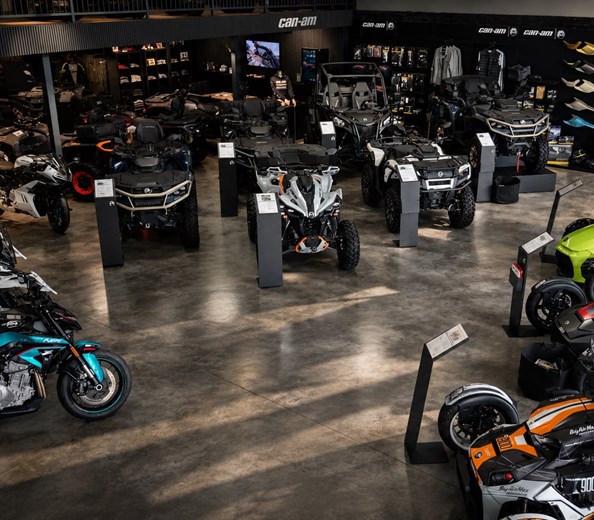 Unser Showroom 
Unser moderner Showroom bietet Ihnen eine große Auswahl an Neufahrzeugen der Marken Can-Am und CFMOTO. Darüber hinaus erwartet Sie ein umfangrei ...