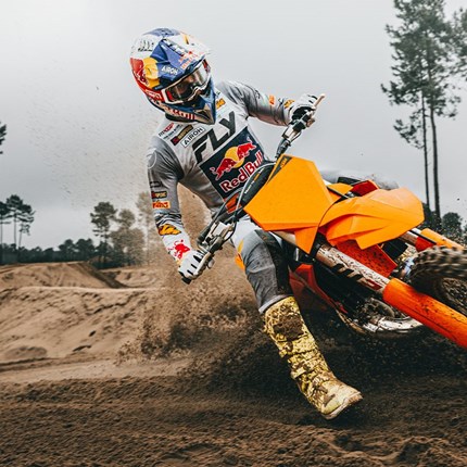2027 KTM 250 SX Wenn du an „zügellose Zweitaktleistung“ denkst, wirst du wahrscheinlich eine KTM 250 SX vor dir sehen. Aus gutem Grund: so viel Vergleichbares gibt es nicht. Die KTM 250 SX geht sogar noch einen Schritt weiter und bietet eine Reihe von Verbesserungen am Fahrwerk, die sie zu einer noch größeren Legende machen, die es verdient, in die Rekordbücher aufgenommen zu werden.