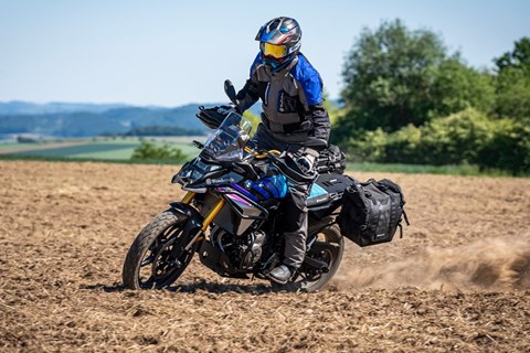 Wunderlich GmbH-News: Nun auch für die BMW F 450 GS: Die Gepäckbrücke für den Soziussitz