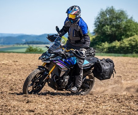 Nun auch für die BMW F 450 GS: Die Gepäckbrücke für den Soziussitz