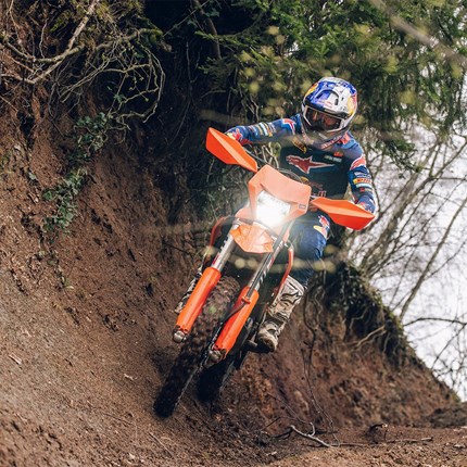 2027 KTM 350 EXC-F Bekannt für ihre 250er-Agilität und 450er-Power hat sich die KTM 350 EXC-F den Ruf echter Vielseitigkeit erarbeitet. Kompromisse? Fehlanzeige. Seit ihrem Debüt im Jahr 2012 hat sie sich dank beeindruckender Fahrbarkeit und konkurrenzfähiger Leistung als klassenführendes Modell etabliert. Mit kompromissloser Attacke stürmt sie ans Limit - und hebt Fahrkönnen auf das nächste Level.