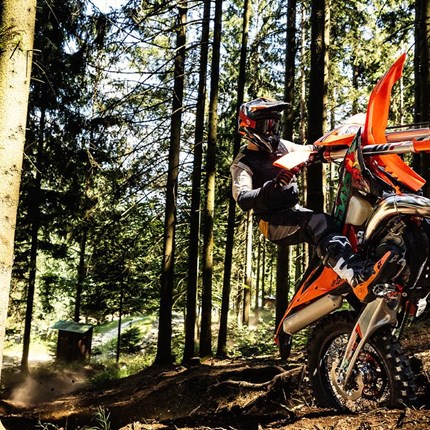 2027 KTM 300 EXC 6DAYS Leicht, kraftvoll und gebaut für extremes Terrain: Die KTM 300 EXC 6DAYS ist dafür entwickelt, die anspruchsvollsten Enduro-Be ... Weiter >>