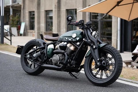 Motorrad Kreiselmeyer GmbH-News: BENDA Napoleonbob 125 – außergewöhnlicher V2-Bobber für A1 und B196