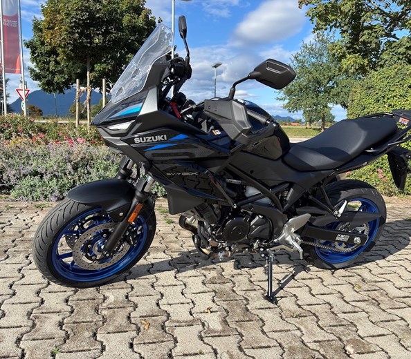 SUZUKI 2027 SV-7GX jetzt eingetroffen  
Streetbike trifft Adventure: Die neue Suzuki SV-7GX bei Südbike! .
        Egal ob für die schnelle Feierabendrunde im Chiemgau oder die große  ...