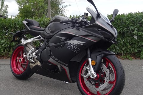 Team Motorrad Paffhausen Zweirad-Meisterbetrieb-News: !!! Endlich ist sie da, die neue QJ Motor SRK 921 RR mit 127,8PS !!!