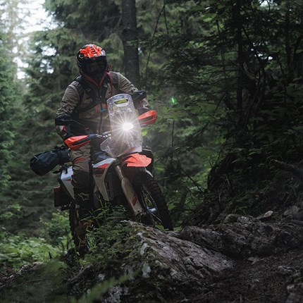 2027 KTM 690 RALLY Die KTM 690 RALLY ist für Fahrer gebaut, die über das Bekannte hinausgehen. Entwickelt für lange Offroad-Reisen und Rally-Raid inspirierte Performance, bietet sie Reichweite, Kontrolle und Leistungsfähigkeit, um noch weiter ins Unbekannte aufzubrechen.
