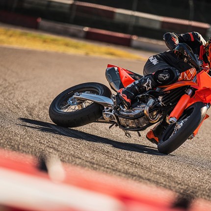 2027 KTM 450 SMR Die KTM 450 SMR bringt Rennsport-DNA direkt auf die Supermoto-Strecke. Sie übernimmt die besten Gene der meisterschaftserprobten KTM 450 SX-F und ergänzt sie um kompromisslose Performance für den Einsatz auf Asphalt. Kurz gesagt: READY TO RACE in seiner reinsten Form.