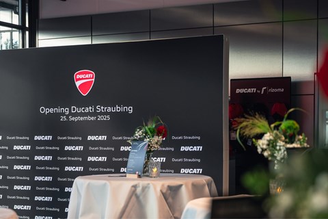 Autohaus Ostermaier GmbH-News: Ducati Straubing feiert einjähriges Bestehen – mit 20 % auf Motorradbekleidung und Zubehör!