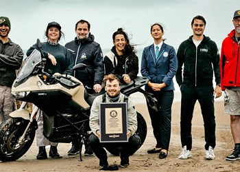 Neuer GUINNESS-Weltrekord: Zero Motorcycles fährt 436,5 km mit nur einer Batterieladung!