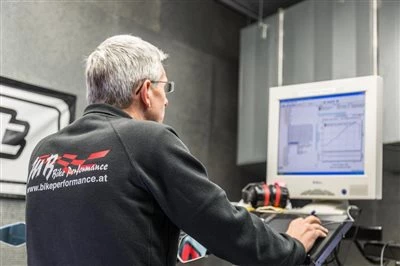 Yamaha MT-09: Umbau zur  Rennstreckentauglichkeit Bild 7: Yamaha MT-09: Umbau zur  Rennstreckentauglichkeit