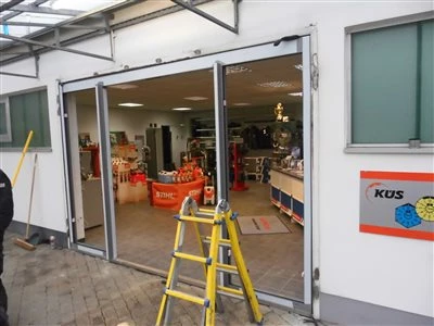 Honda Semmler - Eingangsbereich Werkstatt Bild 4: Honda Semmler - Eingangsbereich Werkstatt