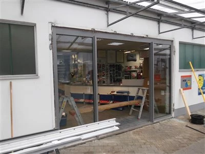 Honda Semmler - Eingangsbereich Werkstatt Bild 5: Honda Semmler - Eingangsbereich Werkstatt