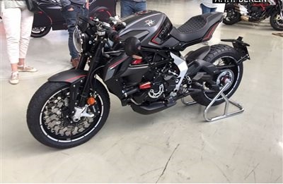 Es geht los. Im Januar kommen die ersten MV Agusta RVS#1 & F4 LH44 Lewis Hamilton zu ihren glücklichen Besitzern! 