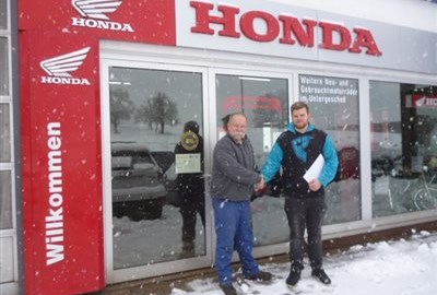 MK Müller begrüßt den neugebackenen Kfz Meister John Müller 