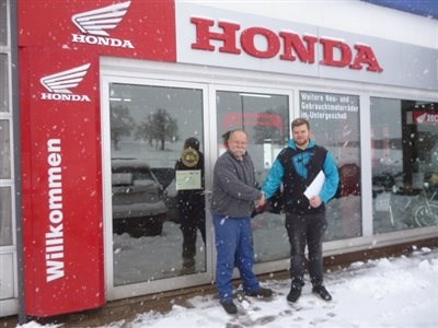 MK Müller begrüßt den neugebackenen Kfz Meister John Müller 