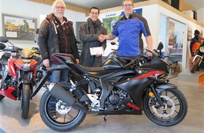 Gewinnübergabe einer brandneuen Suzuki GSX-R125AL8 