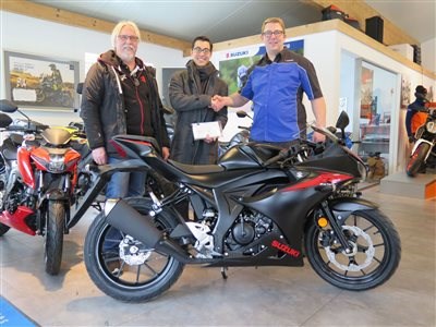 Gewinnübergabe einer brandneuen Suzuki GSX-R125AL8  - Bild 1