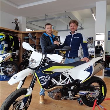 >>>HUSQVARNA 701 SUPERMOTO on Street<<<