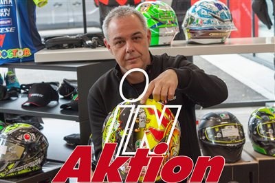 Hell Martin und seine AGV Helmauswahl bei Zweirad Ginzinger in Villach