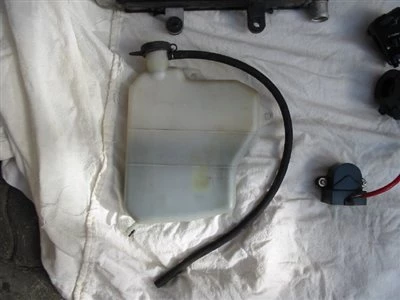 Ausgleichsbehälter  VFR 800 98-02 Bild 1: Ausgleichsbehälter  VFR 800 98-02