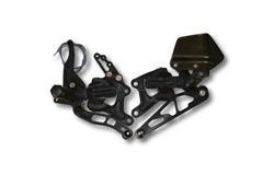 GILLES-Fußrastenanlage für YAMAHA R 1 ab 2007 (RN19), stufenlos verstellbar, CNC gefertigt, schwarz eloxiert