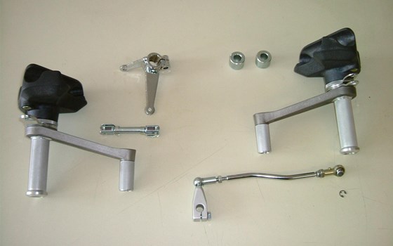 TAROZZI-zurückverlegte Sport-Fußrastenanlage mit TÜV-Gutachten für alle HONDA CB 750 K0, CB 750 K1, CB 750 K2, CB 750 K6 - Bild 1 TAROZZI-zurückverlegte Sport-Fußrastenanlage mit TÜV-Gutachten für alle HONDA CB 750 K0, CB 750 K1, CB 750 K2, CB 750 K6 - Bild 1