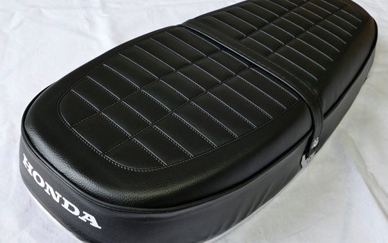 originale Sitzbank im Nachbau für alle CB 750 Four K6, Metall-Grundplatte - Bild 1