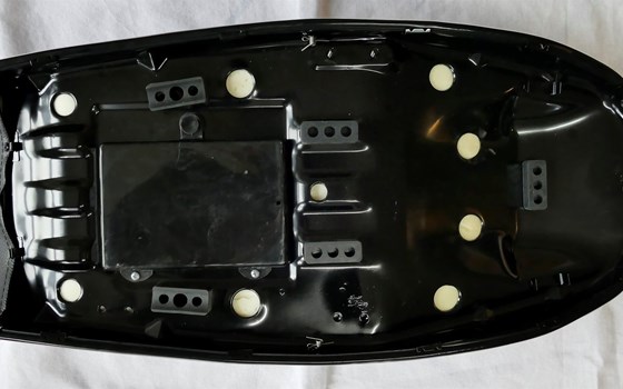 originale Sitzbank im Nachbau für alle CB 750 Four K6, Metall-Grundplatte - Bild 3