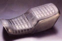 Sitzbankumbau auf Replika der orig. KAWASAKI Z1000S1-Werksmaschine. Passt auf alle KAWASAKI Z1000J, Z1000R, Z1100R und GPZ1100B1/B2. Wir benötigen dazu Ihre orig. Sitzbank. Sitzbankumbau auf Replika der orig. KAWASAKI Z1000S1-Werksmaschine. Passt auf alle KAWASAKI Z1000J, Z1000R, Z1100R und GPZ1100B1/B2. Wir benötigen dazu Ihre orig. Sitzbank.
