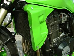 Seitliche Wasser-Kühlerverkleidungen für Z 1000 `03-`06, unlackiert, inkl. Haltesatz und Anbauanleitung. Seitliche Wasser-Kühlerverkleidungen für Z 1000 `03-`06, unlackiert, inkl. Haltesatz und Anbauanleitung.