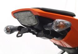 Umbaukit für Kennzeichenhalter von allen CBR 1000 RR 2010-2011 mit UND ohne ABS, geeignet für orig. Blinker oder Miniblinker (z.B. KELLERMANN), inkl. LED-Kennzeichenleuchte und Anbauanleitung