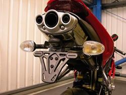 Umbaukit für den Kennzeichenhalter von allen TRIUMPH 675 DAYTONA ab 2006. Nur geeignet für den orig. Auspuff und die orig. Blinker. Die orig. Kennzeichenbeleuchtung wird ebenfalls weiter verwendet.