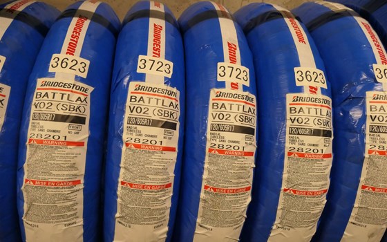 120/605 R 17 Bridgestone V02 - Bild 1 120/605 R 17 Bridgestone V02 - Bild 1