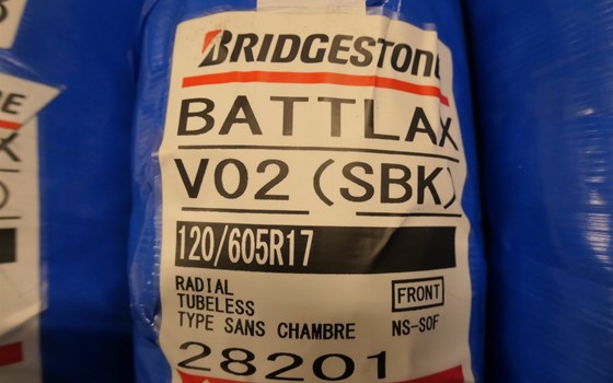 120/605 R 17 Bridgestone V02 - Bild 2 120/605 R 17 Bridgestone V02 - Bild 2