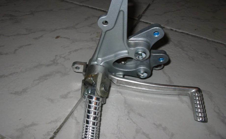 Original Raste kompl. mit Halter und Bremshebel GSXR 750 / 600 2011- Bild 1: Original Raste kompl. mit Halter und Bremshebel GSXR 750 / 600 2011-