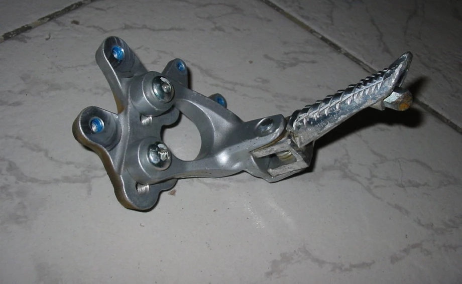 Original Raste kompl. Links zerkratzt GSXR 750 / 600 2011- Bild 1: Original Raste kompl. Links zerkratzt GSXR 750 / 600 2011-