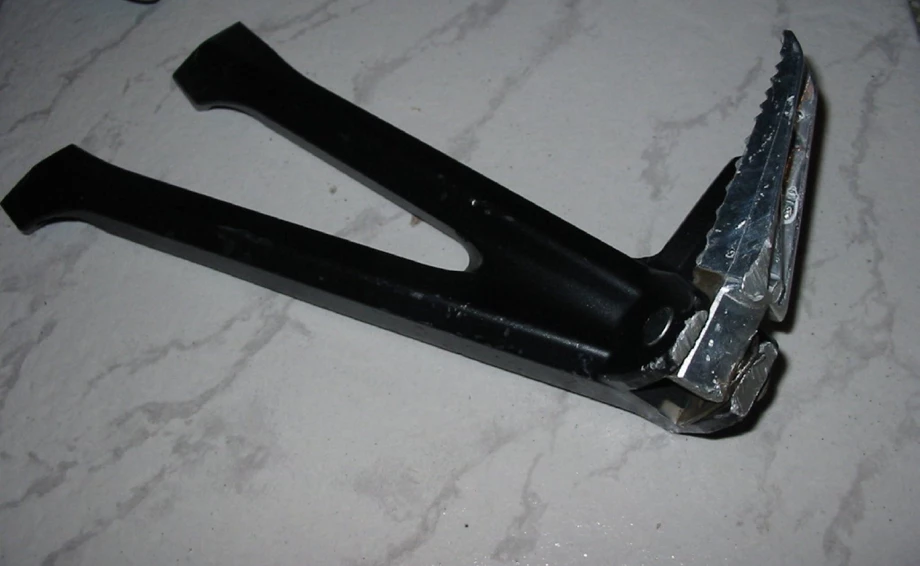 Original Raste kompl. Links Hinten zerkratzt GSXR 750 / 600 2011- Bild 1: Original Raste kompl. Links Hinten zerkratzt GSXR 750 / 600 2011-