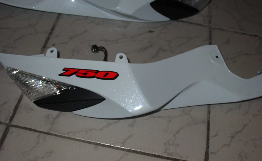 Original Verkleidung Heck Rechts + Blinker kompl. GSXR 750 / 600 2011- Bild 1: Original Verkleidung Heck Rechts + Blinker kompl. GSXR 750 / 600 2011-