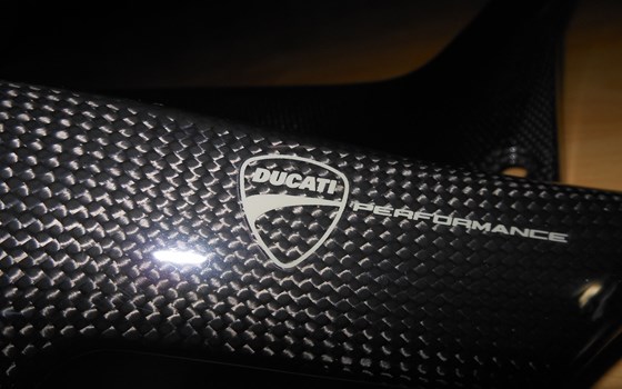 Ducati MTS1200 S / ST / GS Kohlefaser Seitenleisten für Sitzbankrahmen - Bild 2