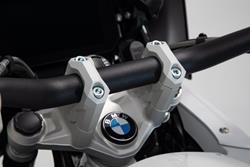 Lenkererhöhung. H=40 mm. Silbern. R1200GS (12-18), R1250GS (18-). Lenkererhöhung. H=40 mm. Silbern. R1200GS (12-18), R1250GS (18-).