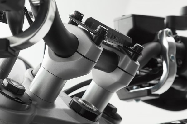 Lenkererhöhung. H=20 mm. Silbern. Triumph Str. Triple 675 (12-16). Lenkererhöhung. H=20 mm. Silbern. Triumph Str. Triple 675 (12-16).