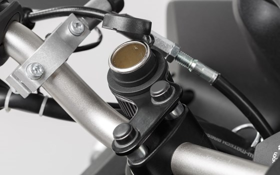 Zigarettenanzünder-Steckdose mit Kabelbaum. Spritzwasser-Schutzkappe. Kabel 160 cm. 12 V. - Bild 1 Zigarettenanzünder-Steckdose mit Kabelbaum. Spritzwasser-Schutzkappe. Kabel 160 cm. 12 V. - Bild 1