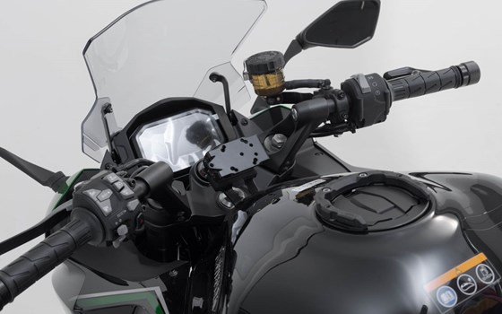 Navi-Halter am Lenker. Schwarz. Kawasaki Z1000SX, Ninja 1000SX,1100SX/SE. - Bild 1 Navi-Halter am Lenker. Schwarz. Kawasaki Z1000SX, Ninja 1000SX,1100SX/SE. - Bild 1