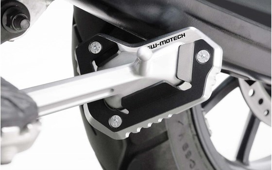 Seitenständerfuß-Verbreiterung. Schwarz/Silbern. Triumph Tiger 1050 Sport (13-). - Bild 2 Seitenständerfuß-Verbreiterung. Schwarz/Silbern. Triumph Tiger 1050 Sport (13-). - Bild 2