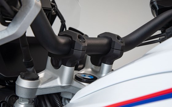 Lenkerverlegung. H=32 mm. Verlegung um 20 mm. Schwarz. BMW-Modelle. - Bild 1 Lenkerverlegung. H=32 mm. Verlegung um 20 mm. Schwarz. BMW-Modelle. - Bild 1