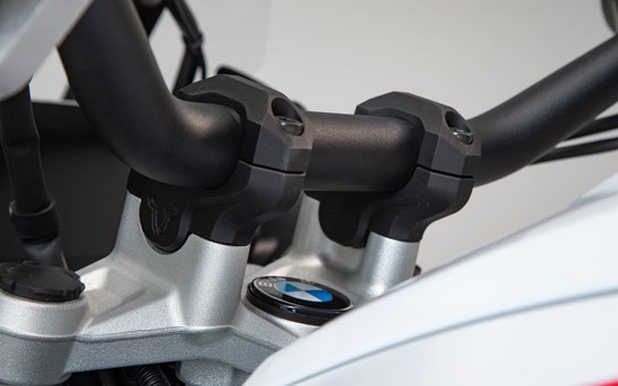 Lenkerverlegung. H=32 mm. Verlegung um 20 mm. Schwarz. BMW-Modelle. - Bild 2 Lenkerverlegung. H=32 mm. Verlegung um 20 mm. Schwarz. BMW-Modelle. - Bild 2