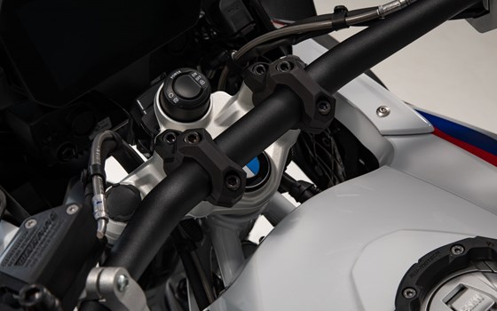 Lenkerverlegung. H=32 mm. Verlegung um 20 mm. Schwarz. BMW-Modelle. - Bild 3 Lenkerverlegung. H=32 mm. Verlegung um 20 mm. Schwarz. BMW-Modelle. - Bild 3