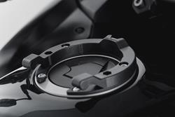 ION Tankring. Schwarz. Kawasaki-Modelle. Tank mit 5 Schrauben. ION Tankring. Schwarz. Kawasaki-Modelle. Tank mit 5 Schrauben.