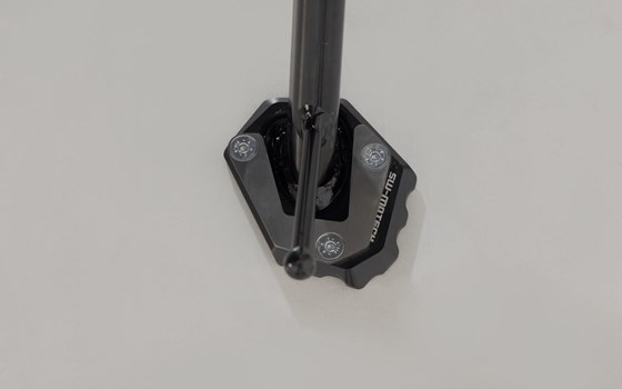 Seitenständerfuß-Verbreiterung. Schwarz/Silbern. Honda Modelle. - Bild 2