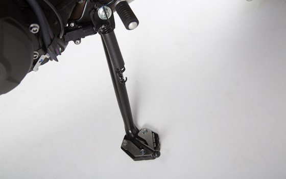 Seitenständerfuß-Verbreiterung. Schwarz/Silbern. Yamaha MT-09 Tracer, XSR900/Abar. - Bild 5 Seitenständerfuß-Verbreiterung. Schwarz/Silbern. Yamaha MT-09 Tracer, XSR900/Abar. - Bild 5